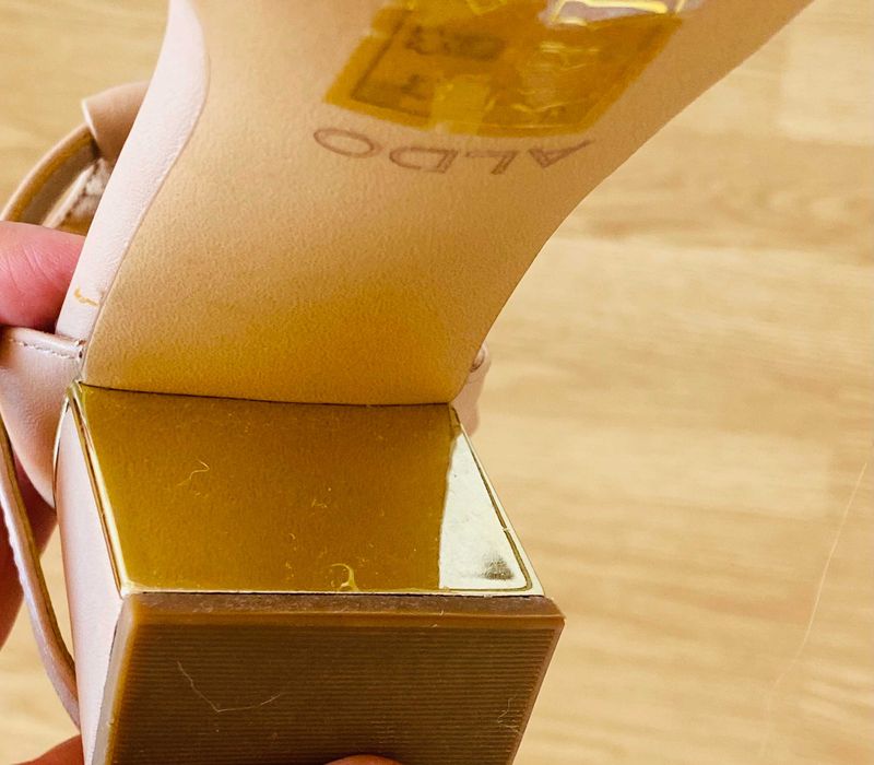 Sandalias como novas da Aldo, salto interior dourado