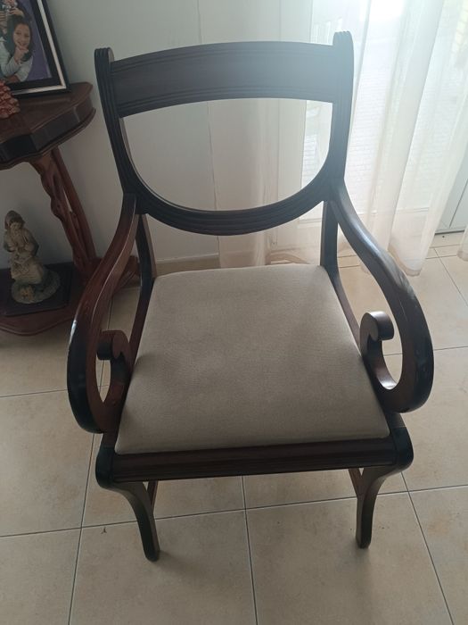 Mesa mogno com 8 cadeiras