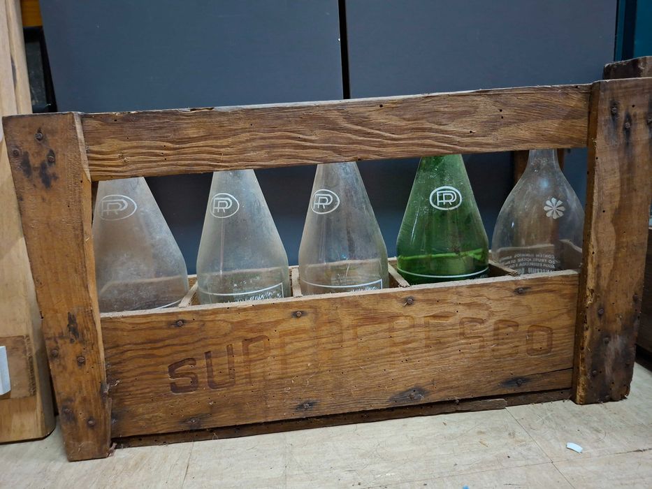 RICAL grades antigas em madeira com as garrafas pirogravadas