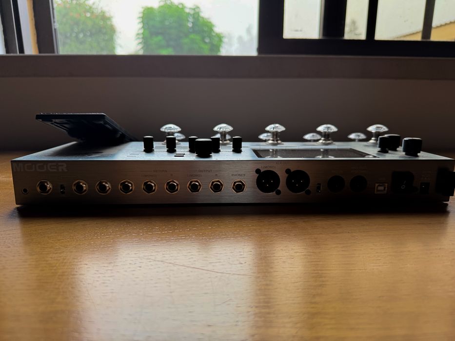 Mooer GE300 + Thon Case