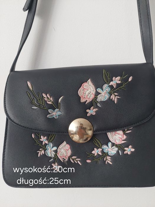 Czarna torebka z kwiatowym wzorem