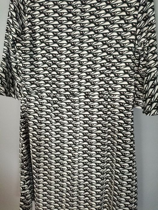 Elegancka sukienka z rękawem