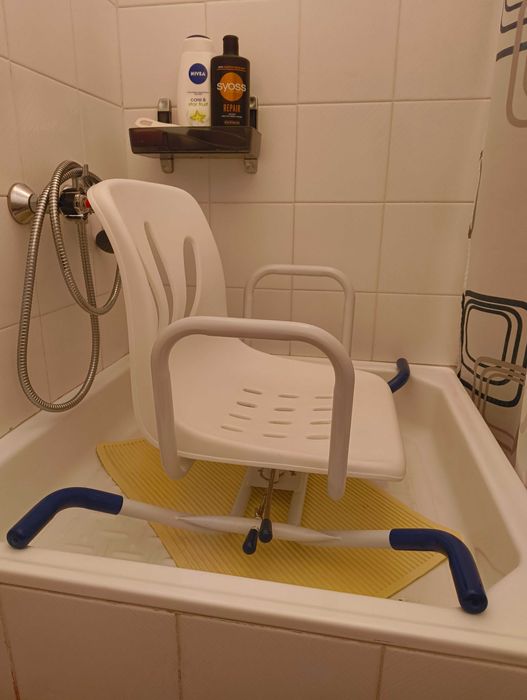 Cadeira de banho giratória para banheira, como nova.
