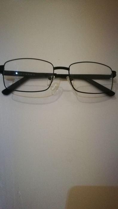 Óculos com lentes em acrílico