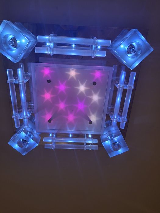 Żyrandol świeci naprzemiennie szklany