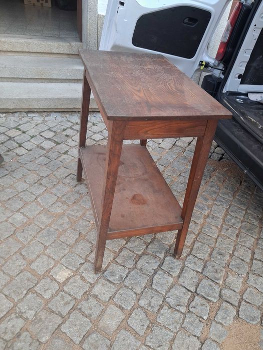 Mesa de apoio em madrira de castanho