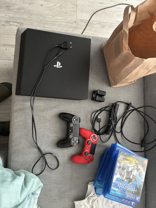 PlayStation 4 Pro + 2 pady + kamera + gry