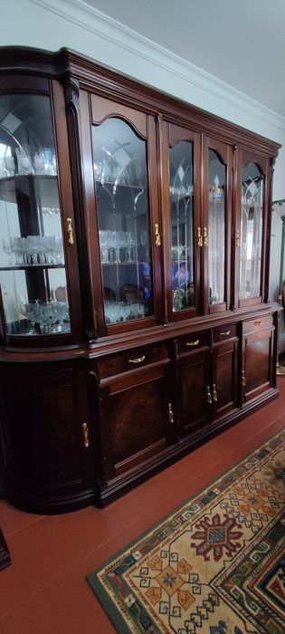 Cristaleira em madeira de cerejeira – como nova