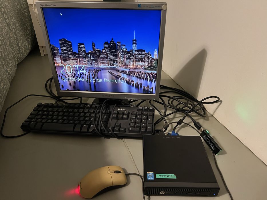 Conjunto de monitor+teclado+rato vintege