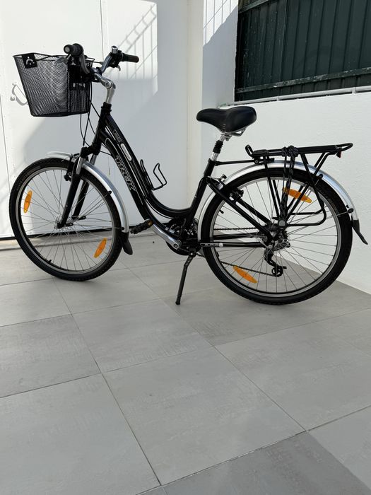 2 Bicicletas, 1 senhora e 1 homem