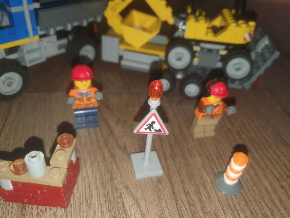 60152 Zamiatacz ulic i koparka
LEGO® City