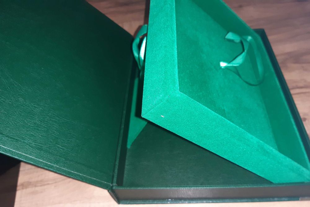 zielone pudełko z dermy