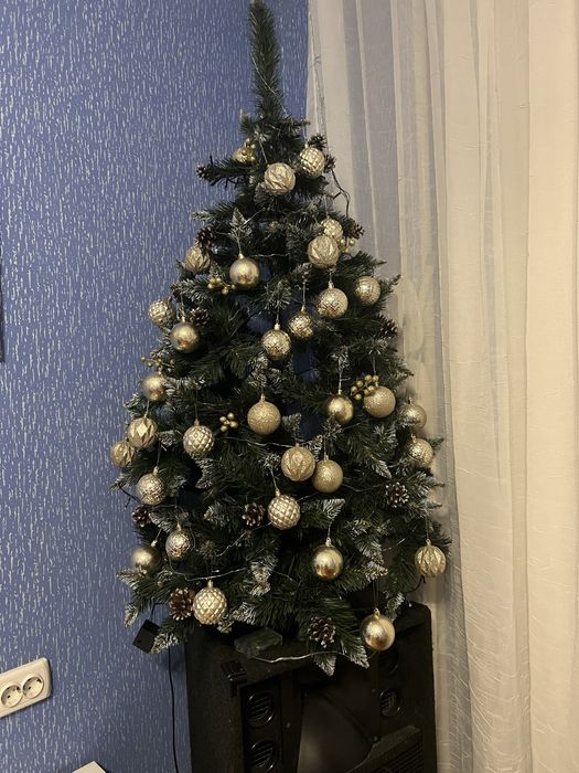 Елка искусственная с игрушками и гирляндой.