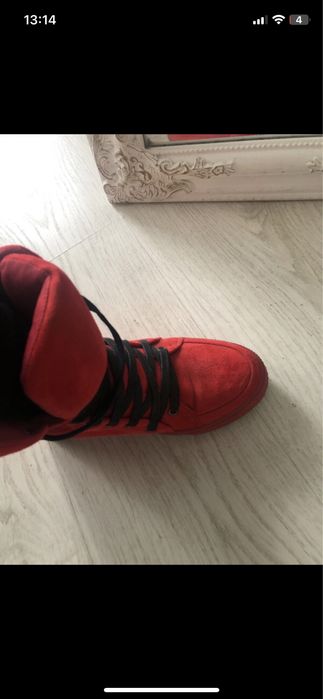 Sneakersy czerwone na koturnie
