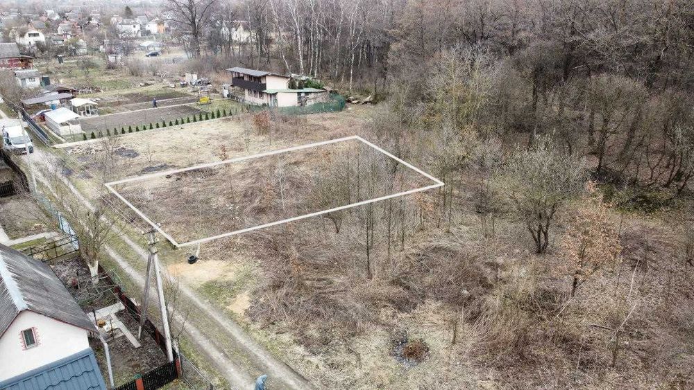 Продається ділянка 6.5 соток. Микитинці. Дача. Навколо будинки. Межує з лісом Живуть люди