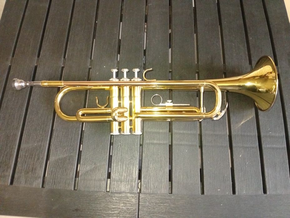 Trompete Sib profissional como nova com bocal e saco de transporte
