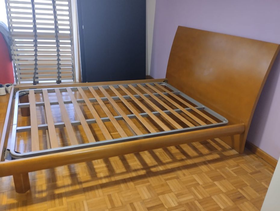 Vendo quarto de casal completo cama + 2 mesas de cabeceira+ comoda