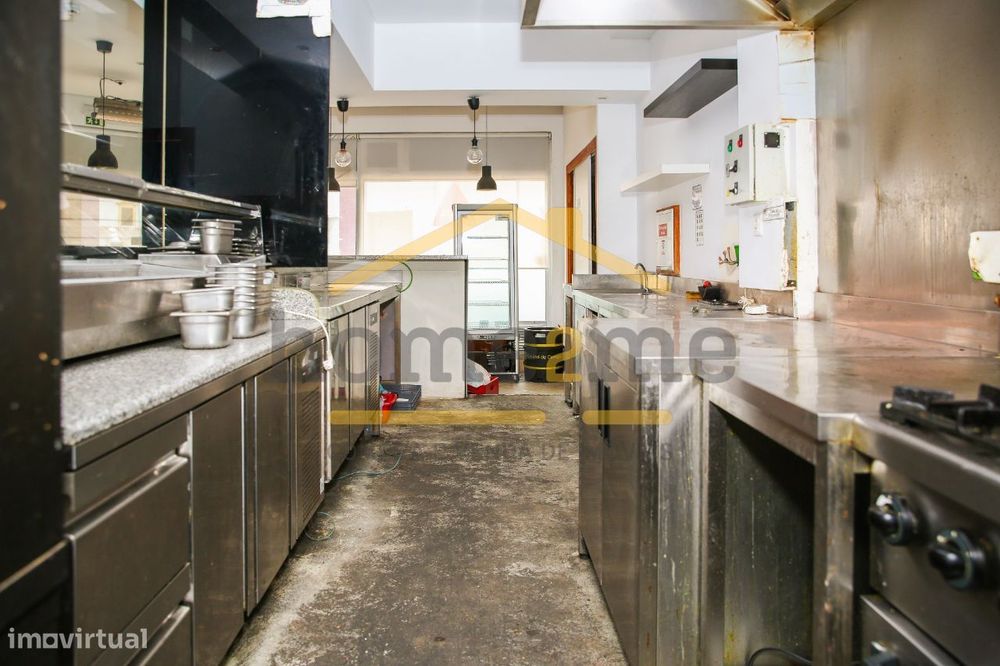 Loja com terraço e lugar de garagem