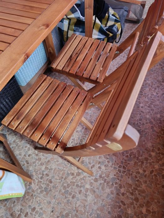 Mesa em madeira e 4 cadeiras