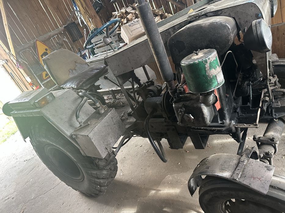 Traktor ESIOK 18