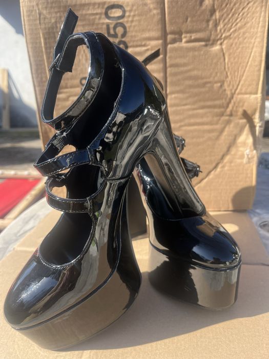 Взуття нове на стійкому високому каблуці