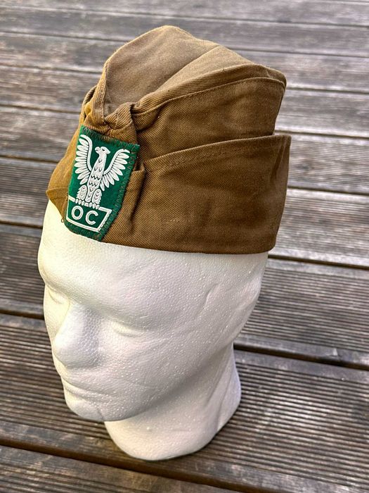 Furażerka OC. Kolor piaskowy. Orzełek na zielonej tkaninie.