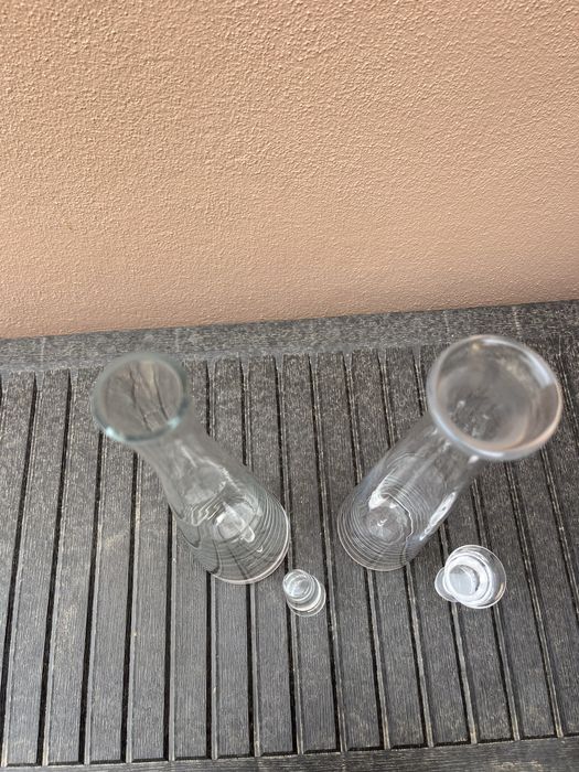 Garrafas de vidro e cristal