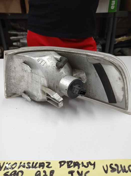 kierunkowskaz prawy volvo v90 97 rok TYC USZKODZONY