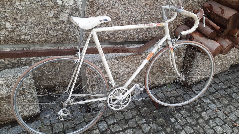 Bicicleta antiga, de estrada.