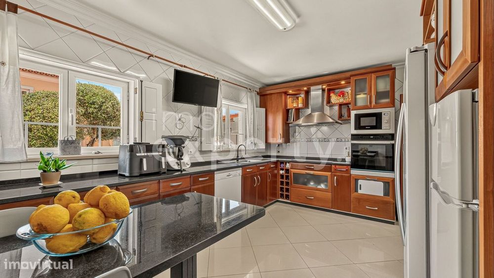 Moradia com 3 suites e piscina coberta a 10 min das praias da Ericeira