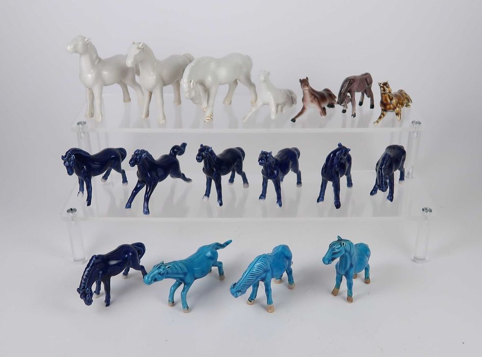 Conjunto de 17 cavalos em porcelana