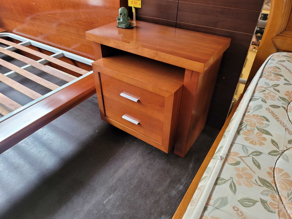 Conjunto de cama e duas mesas de cabeceira - Tudo em óptim