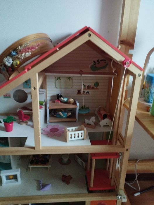 Casa de bonecas em madeira com mais de 80 peças