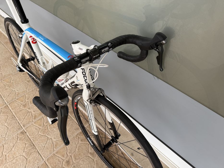 Bicicleta de estrada em carbono! Barata!!