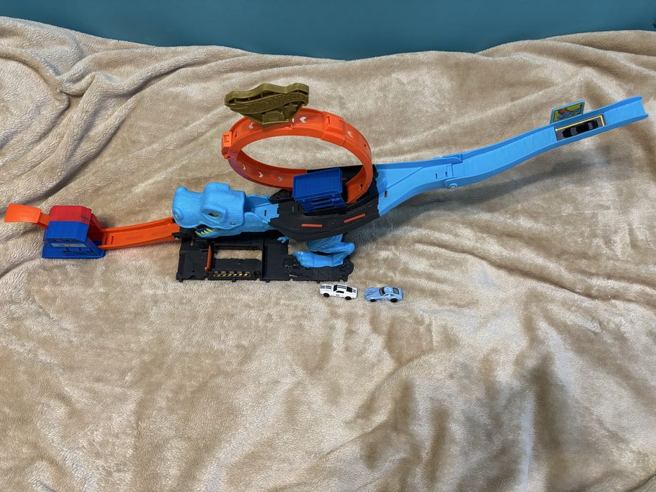 Hot wheels pętla t rexa z dwoma samochodzikami