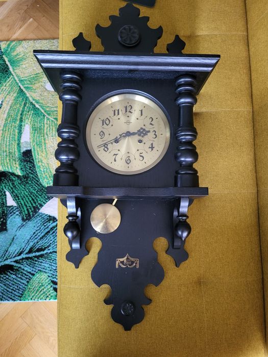 Zegar wiszący Metron z Torunia nakręcany z wahadłem, obudowa dębowa