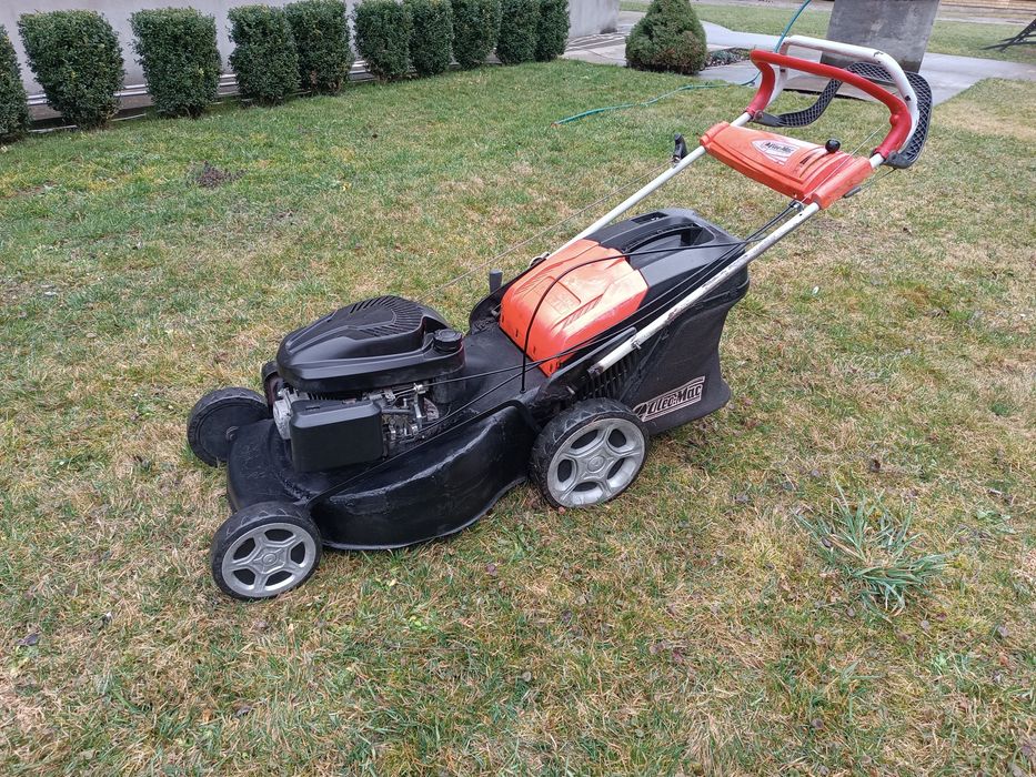 Самохідна газонокосарка Oleo-Mac газонокосилка