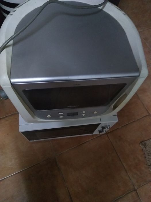 Dois microondas para tirar peças ou arranjar