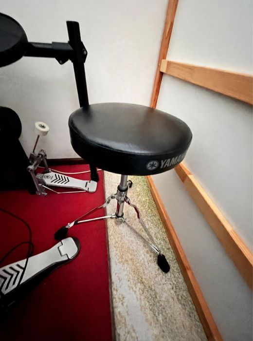 Bateria eletrónica Yamaha DTX402K + banco + auscultadores roland + baquetas