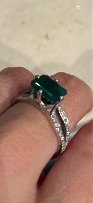 Anel em ouro de 19,2 kt com 40 brilhantes e uma esmeralda contrastado