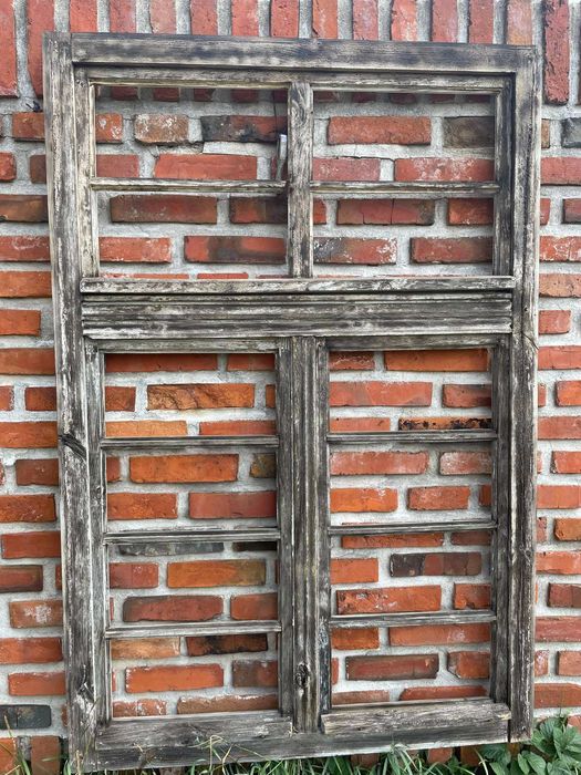 Stare drewniane okna ze szprosami