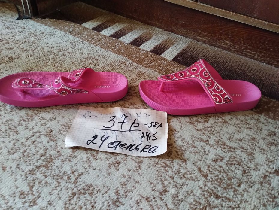 Купальники и шляпы женские разные