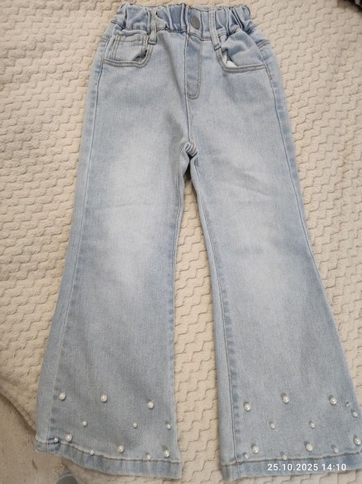 Джинси кльош блакитного кольору для дівчинки, розмір вказаний 7 років