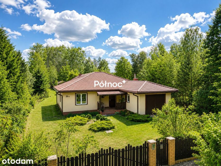Dom z 35-arową działką i 3 garażami