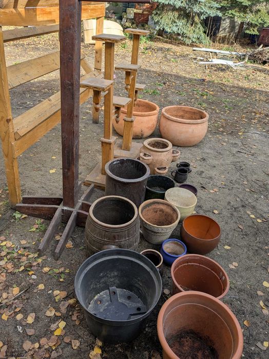 Donice gliniane /ceramiczne/plastikowe oraz ,kwietniki,wieszak ,regał