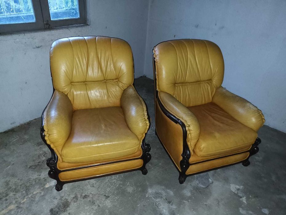 Poltronas de pele castanho claro