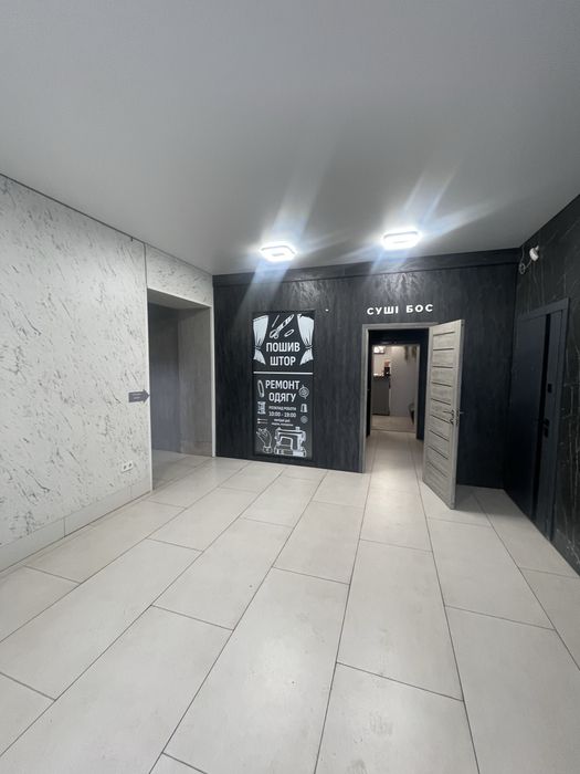 Під шоурум або магазин