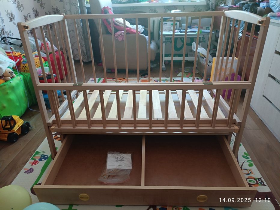 Детская кроватка с ящиком и маятником