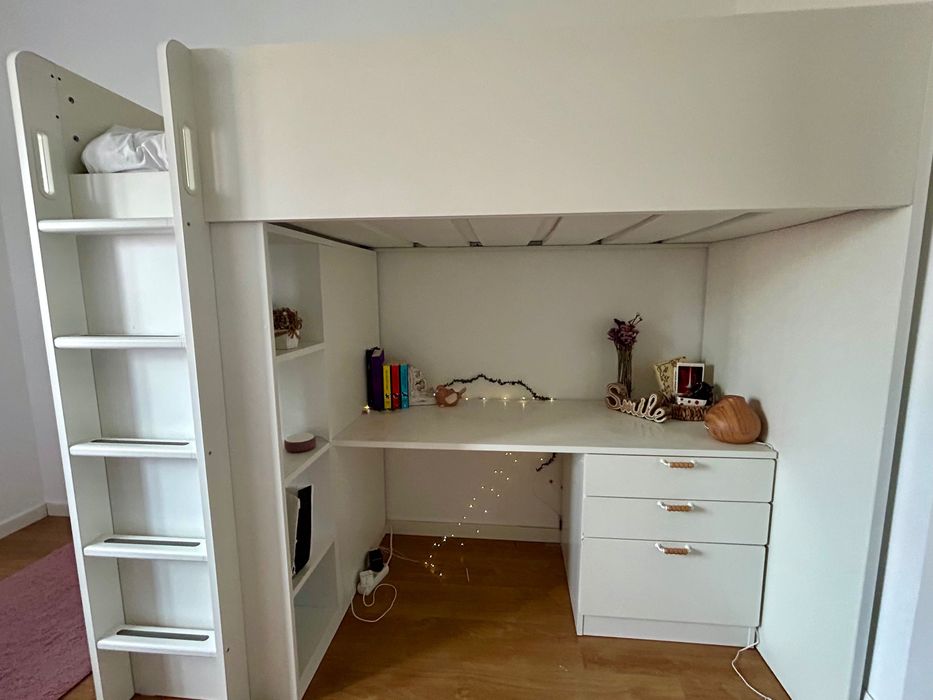 Cama estilo beliche com secretária e roupeiro