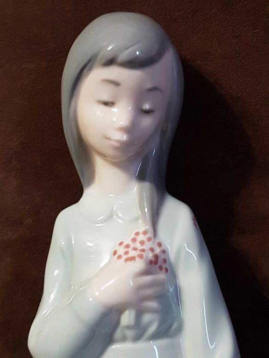 Фарфоровая статуэтка Nao